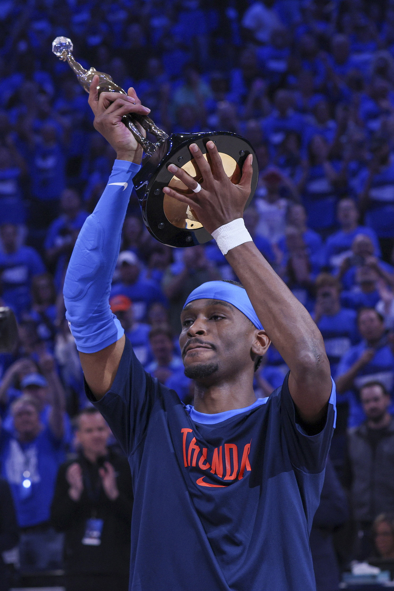 😔SGA成为历史第三位当赛季获得MVP且球队输分42+的球员