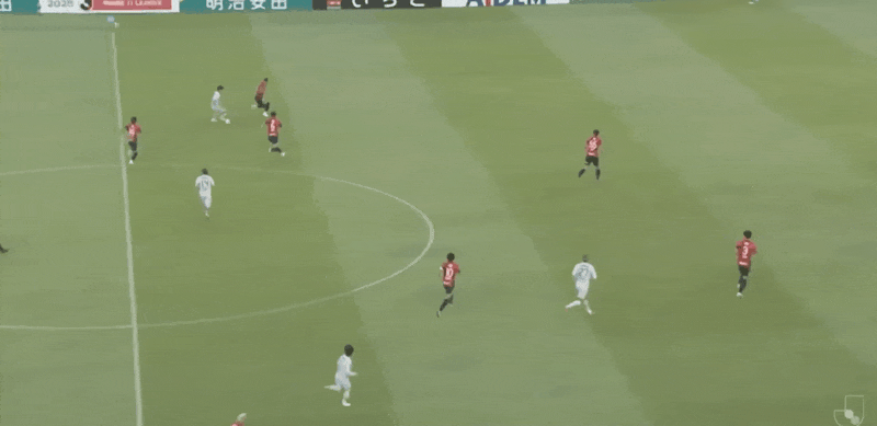 日职联半场：绀野和也屡造险，鹿岛鹿角暂0-0福冈黄蜂